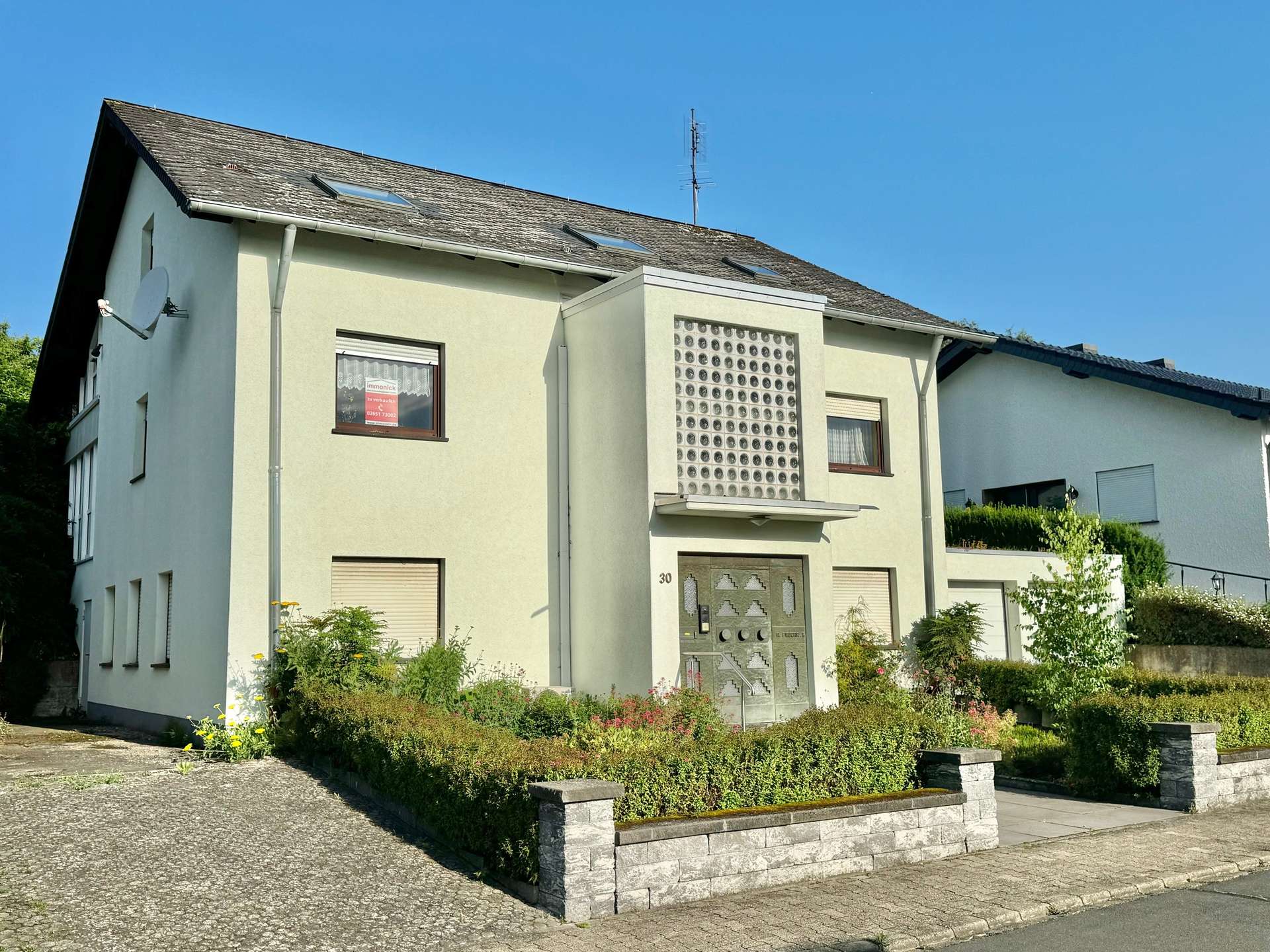 TOP LAGE, VIEL PLATZ, 2 GARAGEN, WINTERGARTEN UND PV-ANLAGE !!!